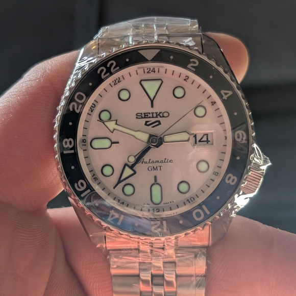 Seiko SSK033K1 GMT Watch - Picture 2 of 3